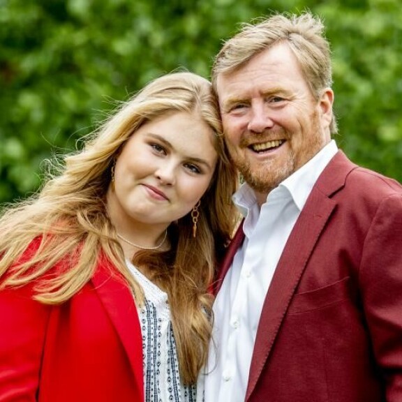 Kuningas Willem-Alexander ottaa tyttärensä usein mukaan erilaisiin tapahtumiin ja edustustilaisuuksiin. Catharina Amalia