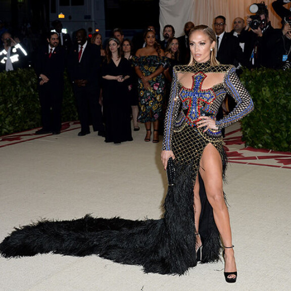 Jennifer Lopez 52 vuotta! Tässä ovat ikikauniin seksipommin tyrmäävimmät tyylit kautta aikain: supersyviä kaula-aukkoja, huimaavia halkioita ja huippumuotia! Jennifer Lopez