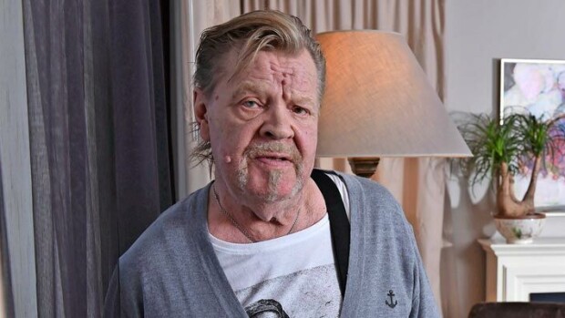 Vesa-Matti Loiri yllätti Ivalossa! Tuprutteli autossa ja jututti naista – kuva! Vesa-Matti Loiri