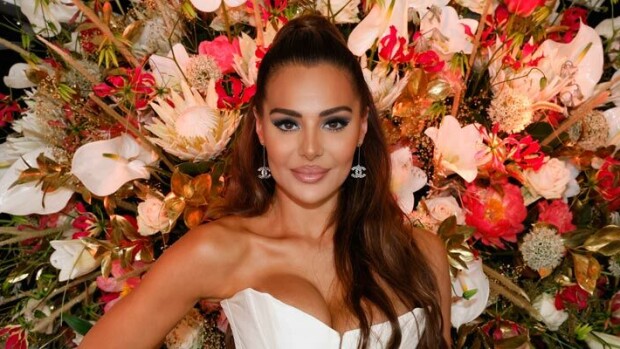 Viikon Kääk!-juorut: Sofia Belórf ulkoilutti Bambi-koiraa – kohukaunotar pälyili ympärilleen Sofia Belorf