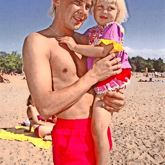 Kuvassa Matti Nykänen sylissään Eveliina-tytär vuonna 1993. matti ja eveliina