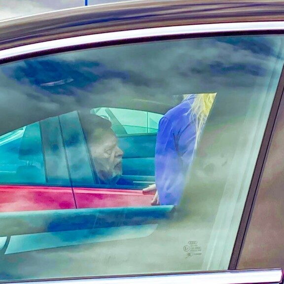 Vesa-Matti Loiri yllätti Ivalossa! Tuprutteli autossa ja jututti naista – kuva! Vesku Loiri Ivalossa.