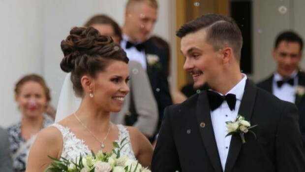 Jestas, miten valtava timantti! Viivi Pumpasen hulppea vihkisormus ja jalokiviä pursunnut morsiuslook herättivät huomiota - katso kuvat Viivin häätyylin upeista yksityiskohdista! Viivi Pumpanen ja Otso Rantakari