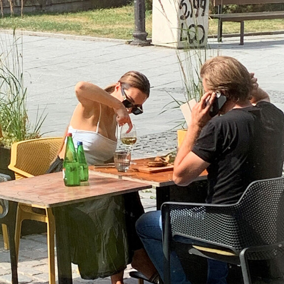 Sofia poisti itse lasiinsa ilmaantuneen tunkeilijan, kun Stefu puhui jälleen puhelimessa. Sofia Belorf ja Stefan Therman