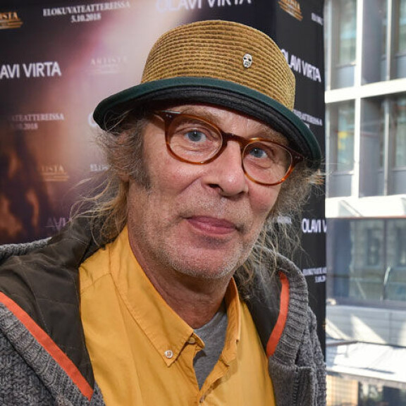 Vesa voisi ikänsä puolesta jäädä vaikka eläkkeelle, mutta tyttären mukaan tämä painaa töitä täyttä häkää. Vesa Vierikko