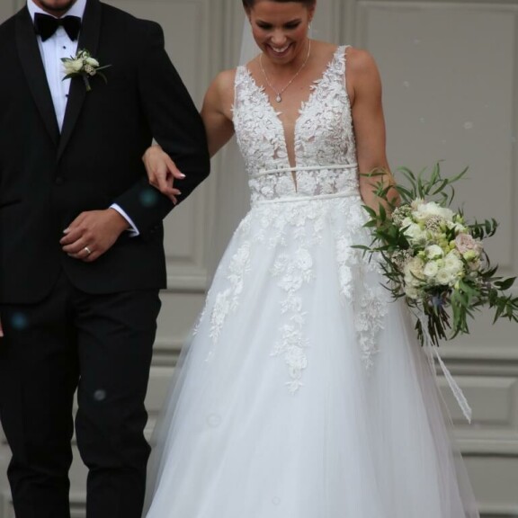 Upea mekko häikäisi yksityiskohdillaan. Upea mekko häikäisi yksityiskohdillaan.