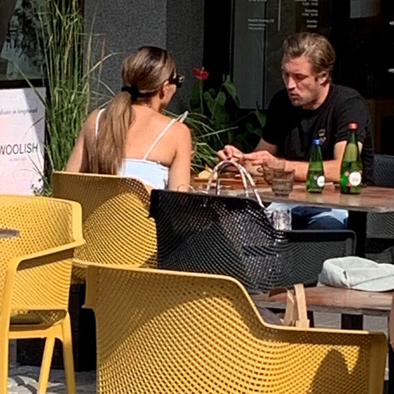 Ruokarauha! Ruoat saatuaan pariskunta malttoi ainakin osan ajasta keskittyä itse asiaankin. Sofia Belorf ja Stefan Therman
