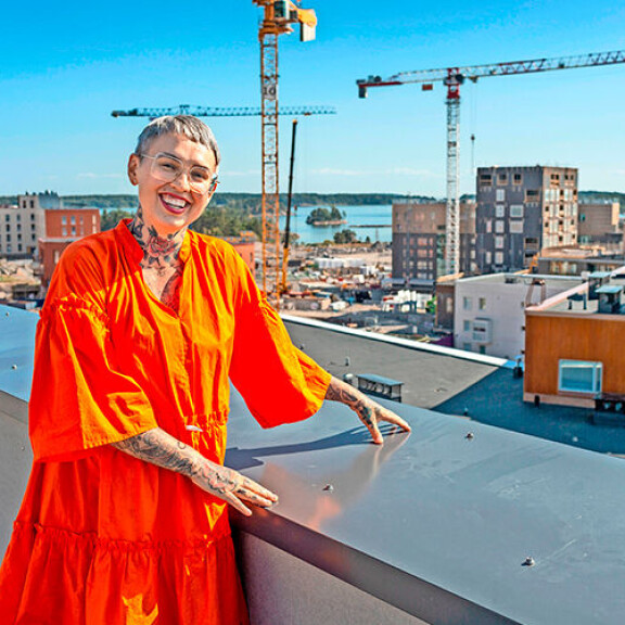 – Tämä on ehdottomasti kohu-loft, jossa Nata kokkaa kohukasviksista sitä kuuluisaa panopastaansa, bloggaaja veistelee. nata