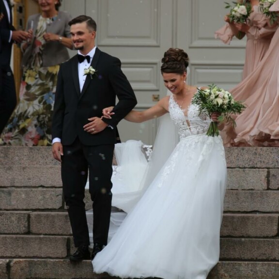 Sulho meinasi kampata hääparin astuessaan pitkän laahuksen päälle. Viiviä tilanne lähinnä huvitti. Sulho meinasi kampata hääparin astuessaan pitkän laahuksen päälle. Viiviä tilanne lähinnä huvitti.