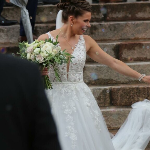 Valtava hääkampaus oli oikea taidonnäyte. Valtava hääkampaus oli oikea taidonnäyte.