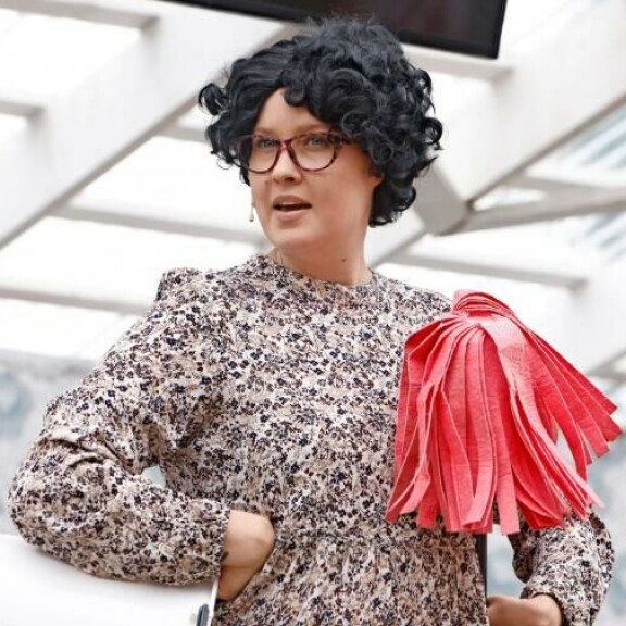 Matti Nykäsen tytär Eveliina Mäntykangas tekee näytelmässä teatteridebyyttinsä. Matti Nykäsen tytär Eveliina Mäntykangas tekee näytelmässä teatteridebyyttinsä.
