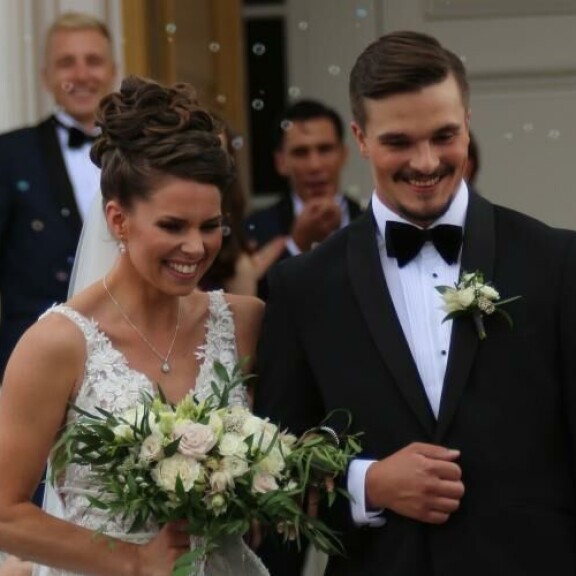 Timanttikaulakoru ja samaa sarjaa olevat korvakorut loivat Viivin häälookkiin ylellisyyttä. Timanttikaulakoru ja samaa sarjaa olevat korvakorut loivat Viivin häälookkiin ylellisyyttä.