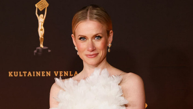 Minka Kuustosen kuvajulkaisu herättää hilpeyttä – Sanna Stellan riensi kommentoimaan: 'Lerssi!' Minka Kuustonen