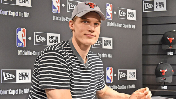 Koripalloilija Lauri Markkanen ja Verna-rakas ulkoiluttivat lapsiaan rennosti hienostoalueella - paparazzikuva Lauri Markkanen
