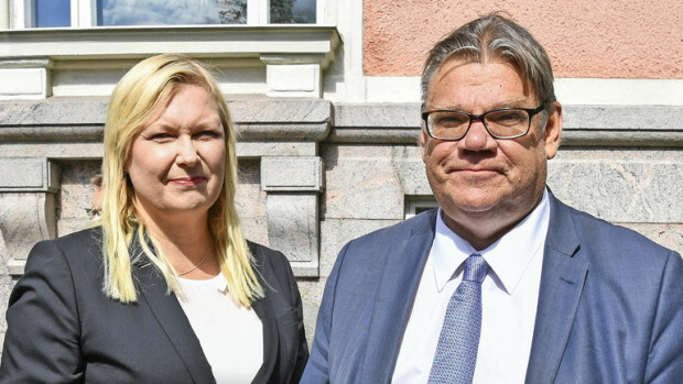 Näin rakkaus syttyi! Timo Soini paljastaa kirjassaan ensitapaamisensa Tiina-vaimonsa kanssa Timo Soini ja Tiina Soini