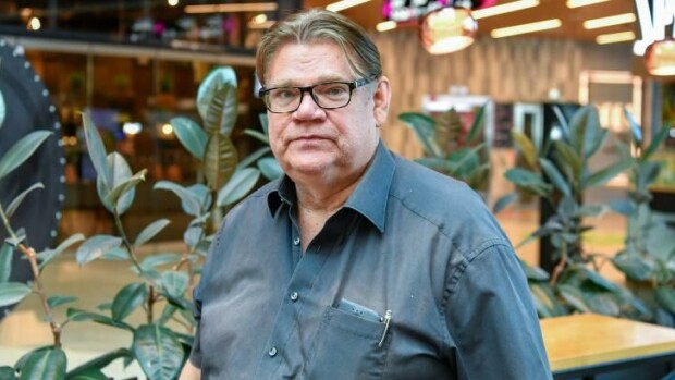 ”Järkytys oli julma ja iski ilmat pihalle” Timo Soini harvinaisen avoimena menetyksistään – kertoo nyt, mitä odottaa kuolemalta Timo Soini