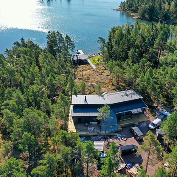 Nyt Samun huvila näyttää tältä. Noin 80-neliöinen moderni; mökki on laajentunut yli 160-neliöiseksi luksushuvilaksi! mökki