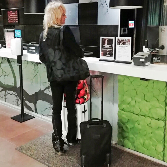 Rokkikukko Michael Monroe herätti kummastusta hotellin aulassa – katso kuva aamuyöltä monroe
