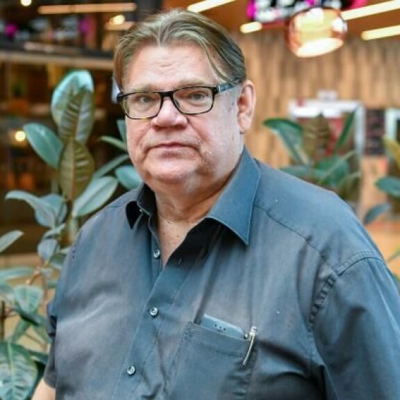 Timo kertoo kirjassaan Tony Halmeesta, jonka politiikon ura oli kohujen sävyttämä. - Vaikeudet alkoivat nopeasti, Timo kirjoittaa kirjassa. Timo Soini