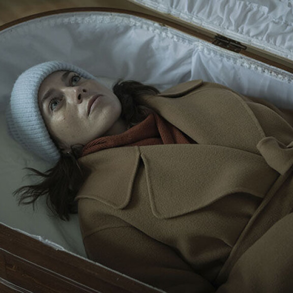 Iina Kuustonen esittämä Joanna pohtii kuolemaa Häät ennen hautajaisia -elokuvassa. Häät ennen hautajaisia Iina Kuustonen