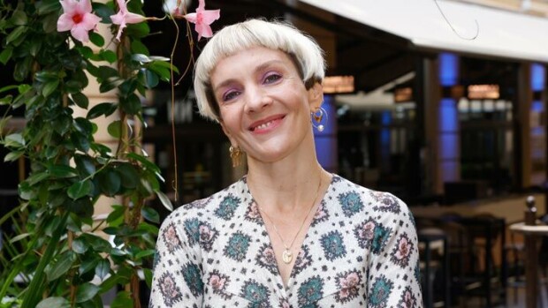 Tuulipuku ja ökylaukku! Maria Veitola käänsi katseita lentokentällä – kuva! Maria Veitola