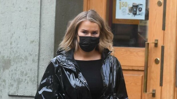 Aamu-uninen Sara Sieppi kipaisi kioskilla – paparazzikuvat miljonääriin yhdistetystä kaunottaresta! Sara Sieppi