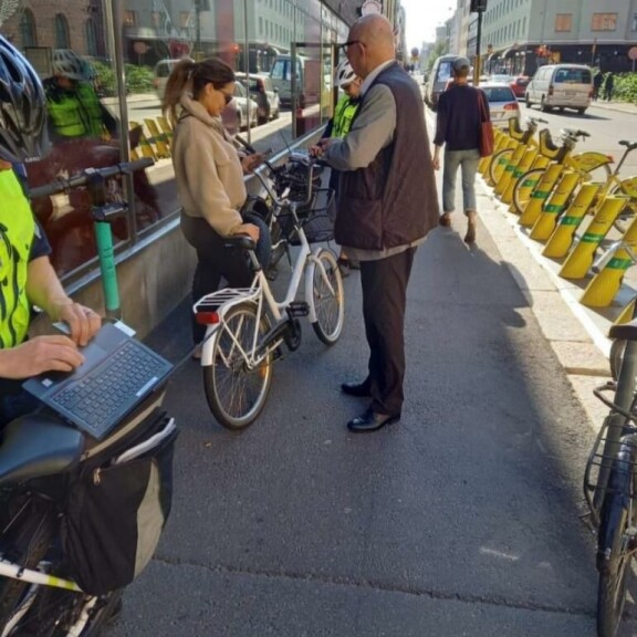 ;Paikalle osunut jalankulkija ikuisti Sofia Belórfin sakotustilanteen. Kaksi polkupyöräpoliisia pysäytti Sofian maanantaina (31.8.) Helsingin Albertinkadulta. Paikalle osunut jalankulkija ikuisti tilanteen.