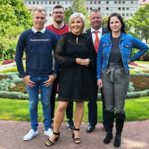 Ensi viikon jaksossa maajussit pääsevät kunnolla treffailun pariin. Ensi viikon jaksossa maajussit pääsevät kunnolla treffailun pariin.
