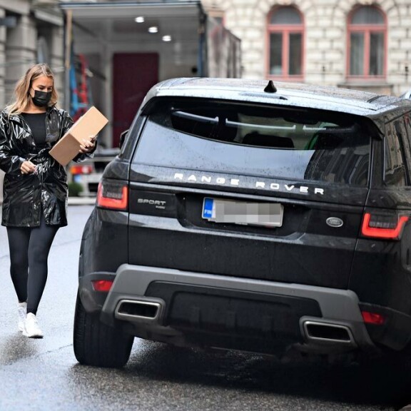 Saatuaan silmänsä paremmin auki Sara kävi K-marketissa pakettiautomaatilla. Saatuaan silmänsä paremmin auki Sara kävi K-marketissa pakettiautomaatilla.