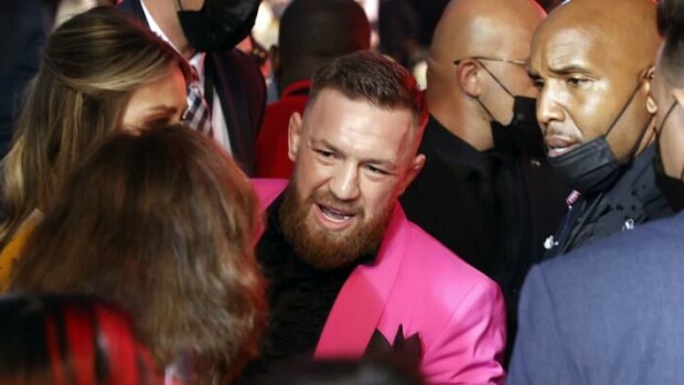 Vapaaottelija Conor McGregor hyökkäsi raivokkaasti räppäri Machine Gun Kellyn kimppuun punaisella matolla - Katso hurjat kuvat! Conor McGregor
