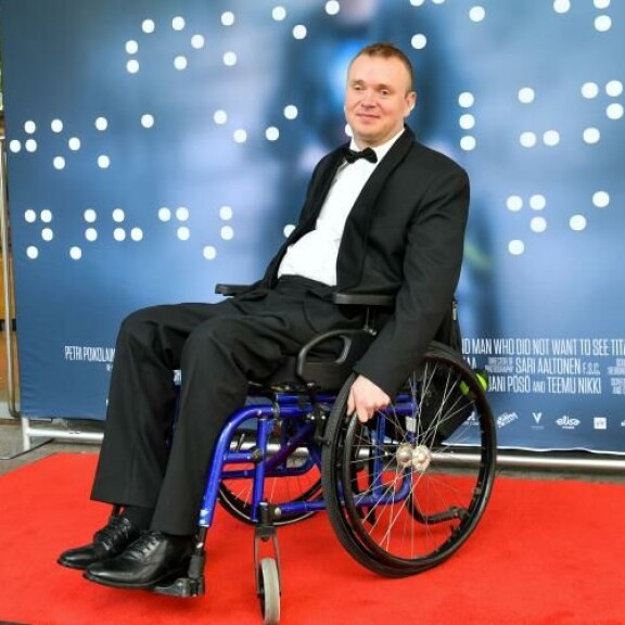 Petri Poikolainen saapui elokuvan kutsuvierasensi-iltaan tyylikkäässä mustassa puvussaan. Petri Poikolainen saapui elokuvan kutsuvierasensi-iltaan tyylikkäässä mustassa puvussaan.