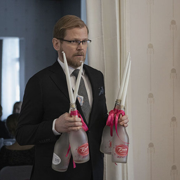 Antti Luusuaniemen esittämä Sakke on sosiaalisesti kömpelö hautausurakoitsija. Häät ennen hautajaisia Antti Luusuaniemi