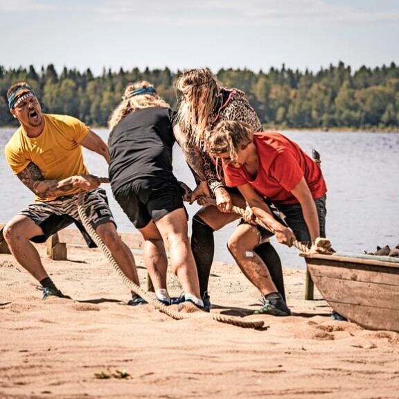 Aki nostatti viime keväänä suuren kohun Selviytyjät Suomi -sarjan jälkimainingeissa antamansa haastattelun seurauksena. Haastattelu johti jopa tappouhkauksiin. Aki nostatti viime keväänä suuren kohun Selviytyjät Suomi -sarjan jälkimainingeissa antamansa haastattelun seurauksena. Haastattelu johti jopa tappouhkauksiin.