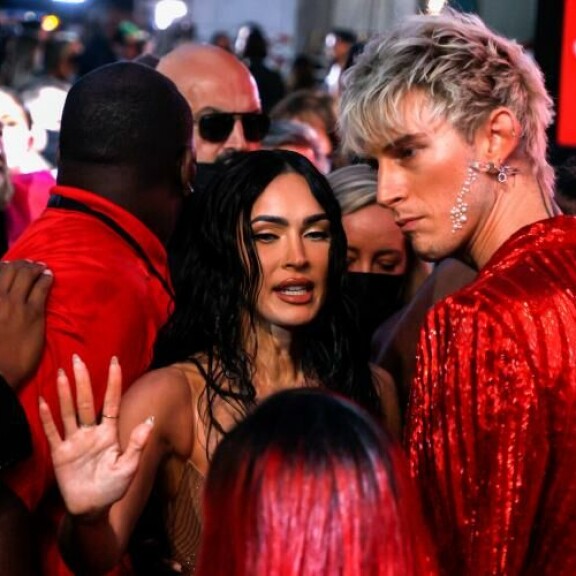 Machine Gun Kelly ja Megan Fox siirtyivät tilanteesta nopeasti sivummalle. Taustalla tulistunut Conor McGregor. Machine Gun Kelly ja Megan Fox siirtyivät tilanteesta nopeasti sivummalle. Taustalla tulistunut Conor McGregor.