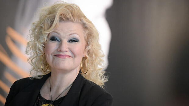 Oho, Karita Mattila, 61, otti kantaa seksuaaliterveyteen - julkaisi paljonpuhuvan kuvan kondomista! karita mattila