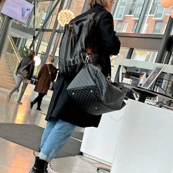 Ökytyyli ihmetytti! Merkkituotteisiin vuorautunut Robin Packalen käänsi katseita hinnakkaassa helsinkiläishotellissa – kuva! Robin