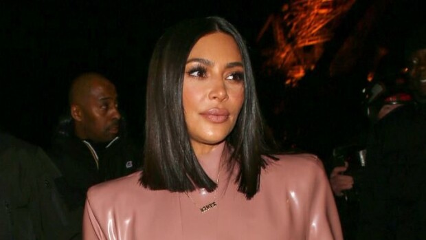 Varsinainen dominatrix! Kim Kardashian näyttäytyi hämmentävässä nahkapuvussa - Katso kuvat! Kim Kardashian
