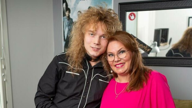 Miniäehdokas testissä! Näin Nina Mikkonen suhtautuu Mikael-poikansa naisystävään: Ei kitinää huulipunan väristä Mikael ja Nina Mikkonen