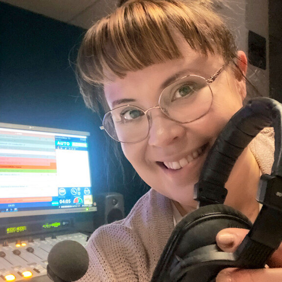 Hanna palasi jokin aika sitten kuuden viikon rentouttavalta lomalta, mutta työrytmi on jälleen löytynyt. Aito Iskelmässä kuullaan Hannaa aina arkisin neljän tunnin ajan. Hanna Kinnunen