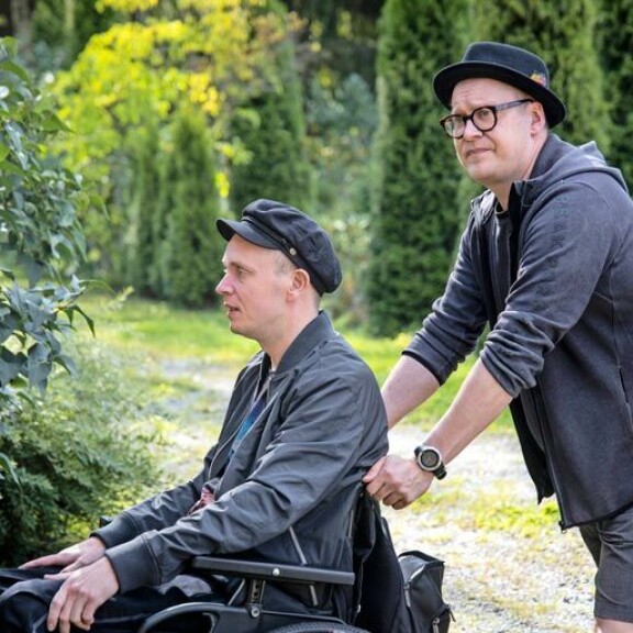 Teemu Nikki (oik.) tunnetaan muun muassa elokuvistaan Lovemilla (2015) ja Nimby (2020). Teemu Nikki (oik.) tunnetaan muun muassa elokuvistaan Lovemilla (2015) ja Nimby (2020).