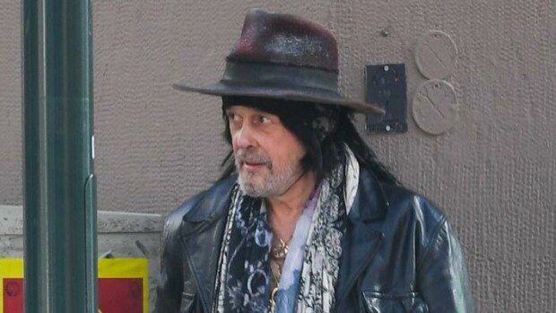 Ohhoh! Andy McCoy leikki liikennepoliisia iltapäiväruuhkassa – kuvat rocklegendan sekoilusta! Andy McCoy