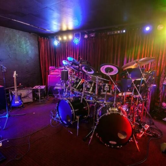 Talossa on oma musiikkihuoneensa, jossa mahtuu isompikin bändi treenaamaan. Kuva vuodelta 2013. Talossa on oma musiikkihuoneensa, jossa mahtuu isompikin bändi treenaamaan..