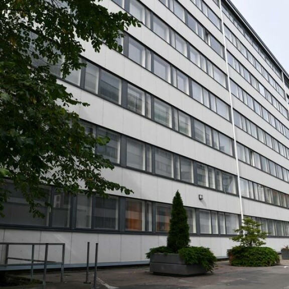 Viehkeä Anne asustaa Helsingin Kalliossa. Vaalea kaunotar ei ole Seiskan tietojen mukaan vapailla markkinoilla. Viehkeä Anne asustaa Helsingin Kalliossa. Vaalea kaunotar ei ole Seiskan tietojen mukaan vapailla markkinoilla.