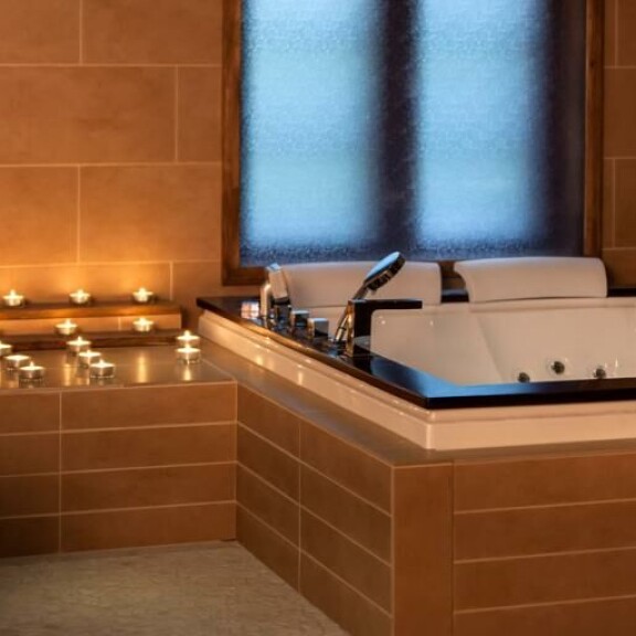 Saunaosastolta löytyy upea kylpyamme. Kuva vuodelta 2013. Saunaosastolta löytyy upea kylpyamme.