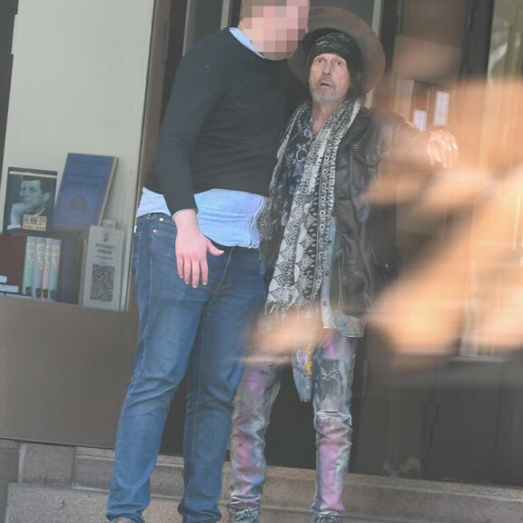 Andyn menojalka vipatti, joten ystävien piti välillä tukea Hanoi Rocks -legendaa. Andyn menojalka vipatti, joten ystävien piti välillä tukea Hanoi Rocks -legendaa.