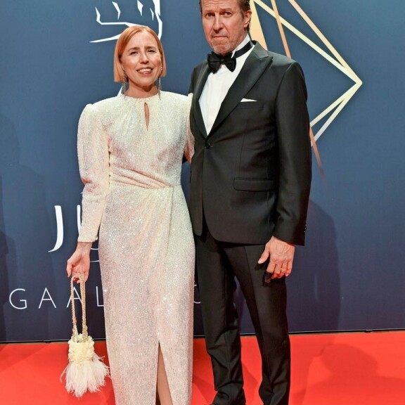 Näyttelijä Martti Suosalo, 59, ja dokumentaristi Virpi Suutari, 54, edustivat avioparina toissa viikon Jussi-gaalassa. Näyttelijä Martti Suosalo, 59, ja dokumentaristi Virpi Suutari, 54, edustivat avioparina toissa viikon Jussi-gaalassa.