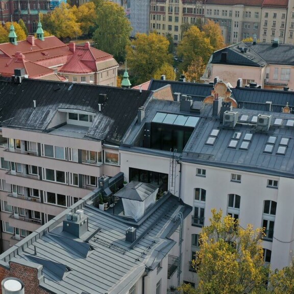 Perheen uusi koti on trendikkäällä asuinalueella, jossa on runsaasti ravintoloita ja uniikkeja putiikkeja. Jokisten kattohuoneiston terassilla komeilee uusi telttakatos. Perheen uusi koti on trendikkäällä asuin-alueella, jossa on runsaasti ravintoloita ja uniikkeja putiikkeja. Jokisten kattohuoneiston terassilla komeilee uusi telttakatos.