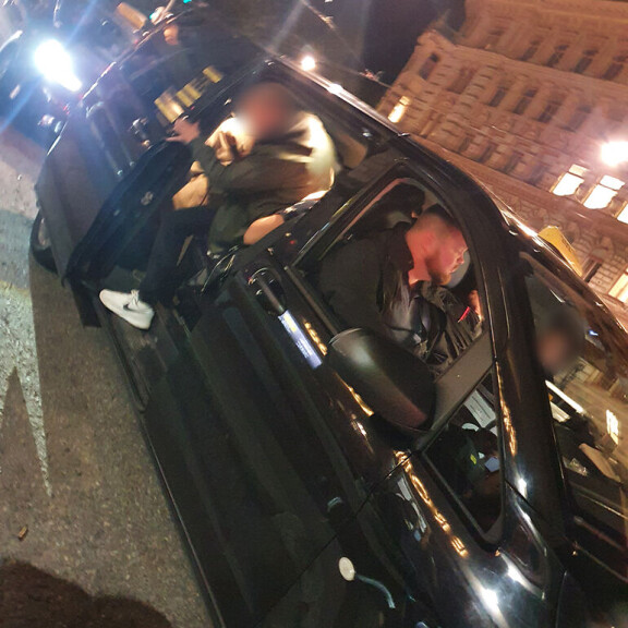 Kaikki eivät mahtuneet kyytiin. Akseli Herlevin taksikuva