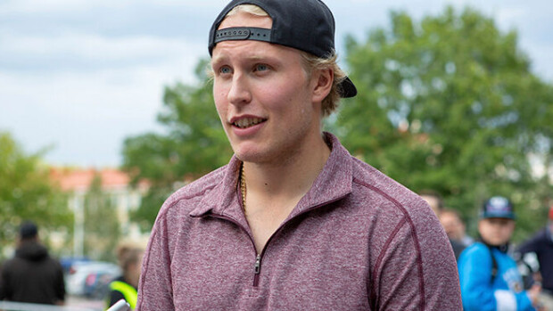 Vau, mikä puku! Patrik Laineen tyyli herättää jälleen huomiota – bongasitko tämän poikkeuksellisen yksityiskohdan? Patrik Laine