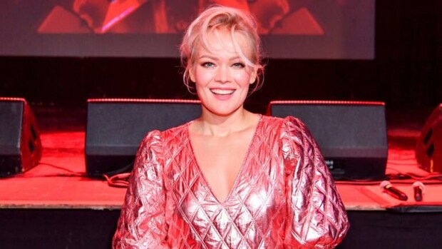 Sairaus kaatoi sänkyyn! Anna Puuta piinaa sitkeä tauti - vauva lohduttaa puhetaidoillaan Anna Puu